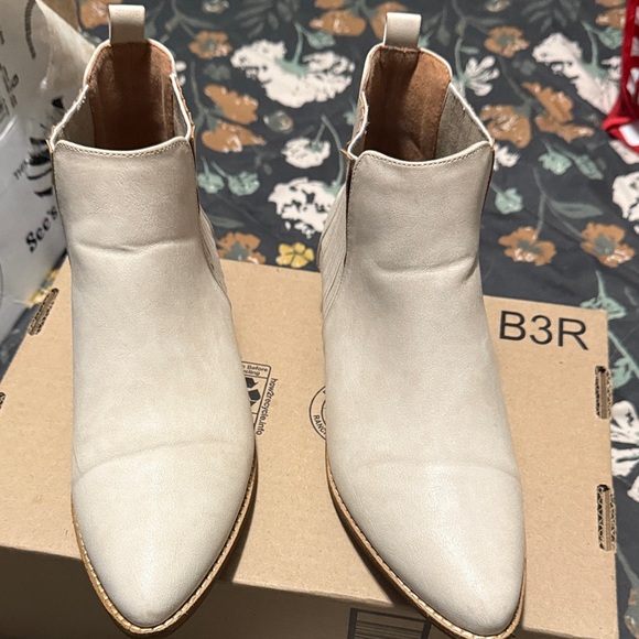 Brand New Ccocci Cream Ankle Boots - Picture 2 of 7